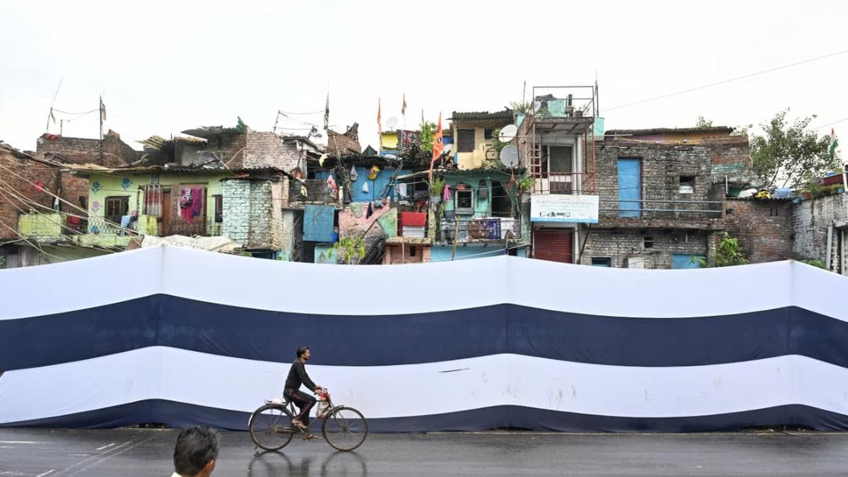 Slum settlement in south Delhi veiled for BRICS Summit